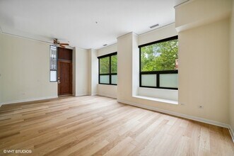 201 N Westshore Dr in Chicago, IL - Building Photo - Building Photo