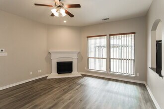 9221 Barbara Dr in Fort Worth, TX - Foto de edificio - Building Photo