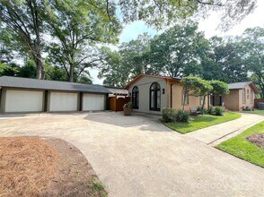 5745 Riviere Dr in Charlotte, NC - Building Photo - Building Photo