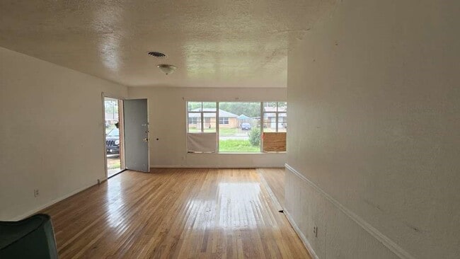 property at 121 E Riverwood Dr