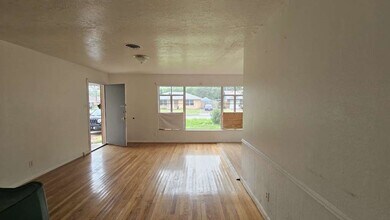 121 E Riverwood Dr in Houston, TX - Building Photo - Building Photo