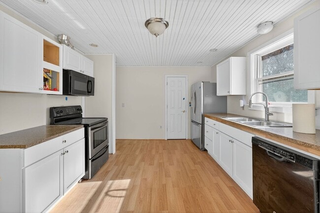 132 Furnace Ave in Stafford, CT - Foto de edificio - Building Photo