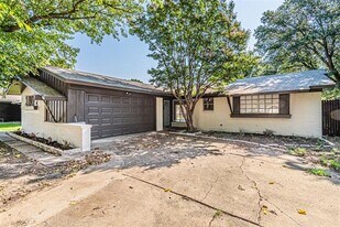 1018 McCallum Dr in Garland, TX - Building Photo