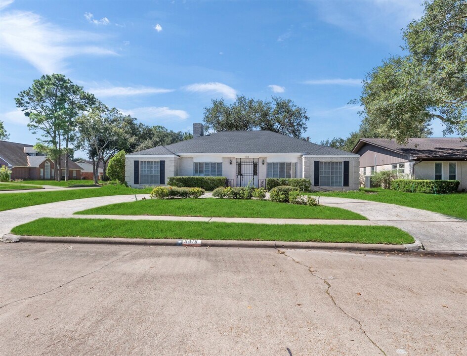 9418 Brooding Oak Cir in Houston, TX - Building Photo
