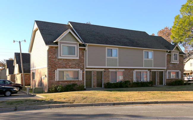 Windsor Village Apartments in Tulsa, OK - Building Photo - Building Photo