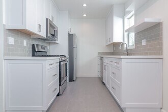 612 Huntley Dr in West Hollywood, CA - Building Photo - Building Photo