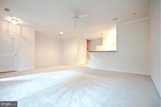 5107 Travis Edward Way in Centreville, VA - Building Photo - Building Photo