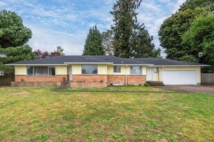 2030 Ocean Beach Pl in Longview, WA - Building Photo