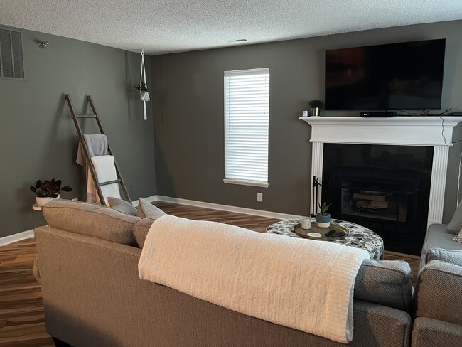 6157 Chasewood Pky, Unit 201 in Hopkins, MN - Foto de edificio - Building Photo