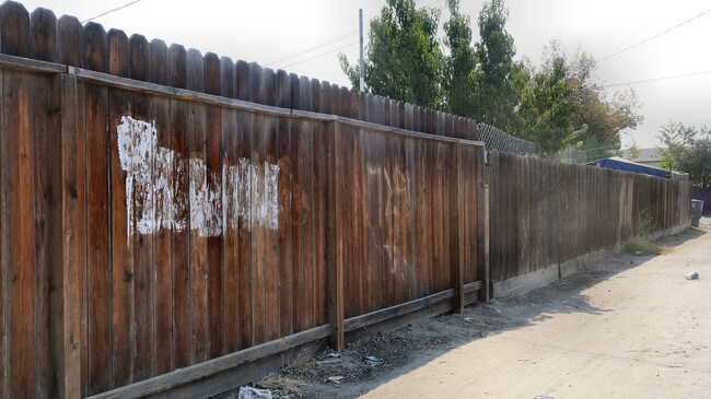 270 S 1st Ave in Oakdale, CA - Building Photo - Building Photo