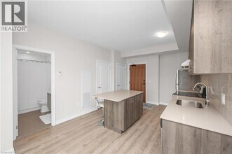 121 Hwy 8 in Stoney Creek, ON - Building Photo - Building Photo