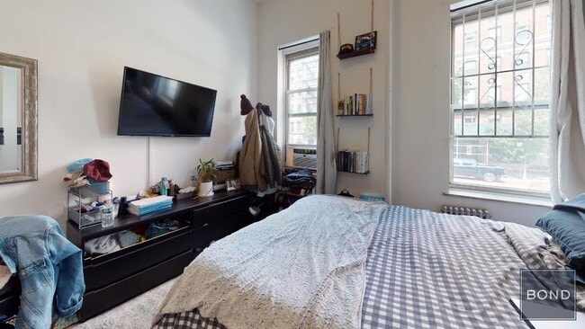322 2nd Ave in New York, NY - Building Photo - Building Photo