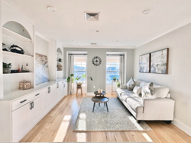 30 Polk St, Unit 408 in Boston, MA - Foto de edificio - Building Photo