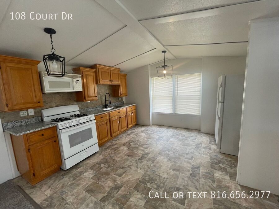 108 Court Dr in Greenwood, MO - Building Photo