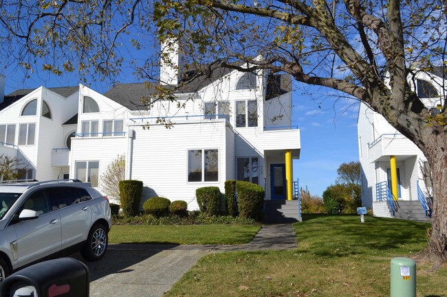 property at 533 Lagoon Blvd