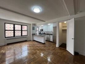 137 E 38th St, Unit 10B in New York, NY - Building Photo