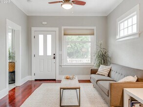 5525 NE Everett St in Portland, OR - Foto de edificio - Building Photo