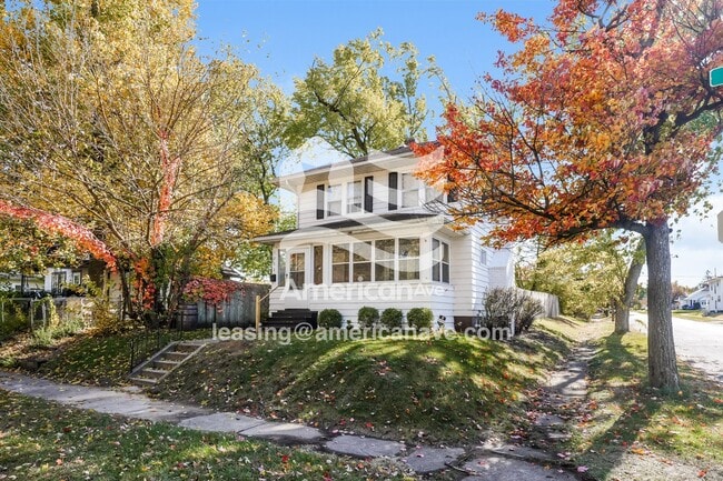 property at 1202 E Fox St