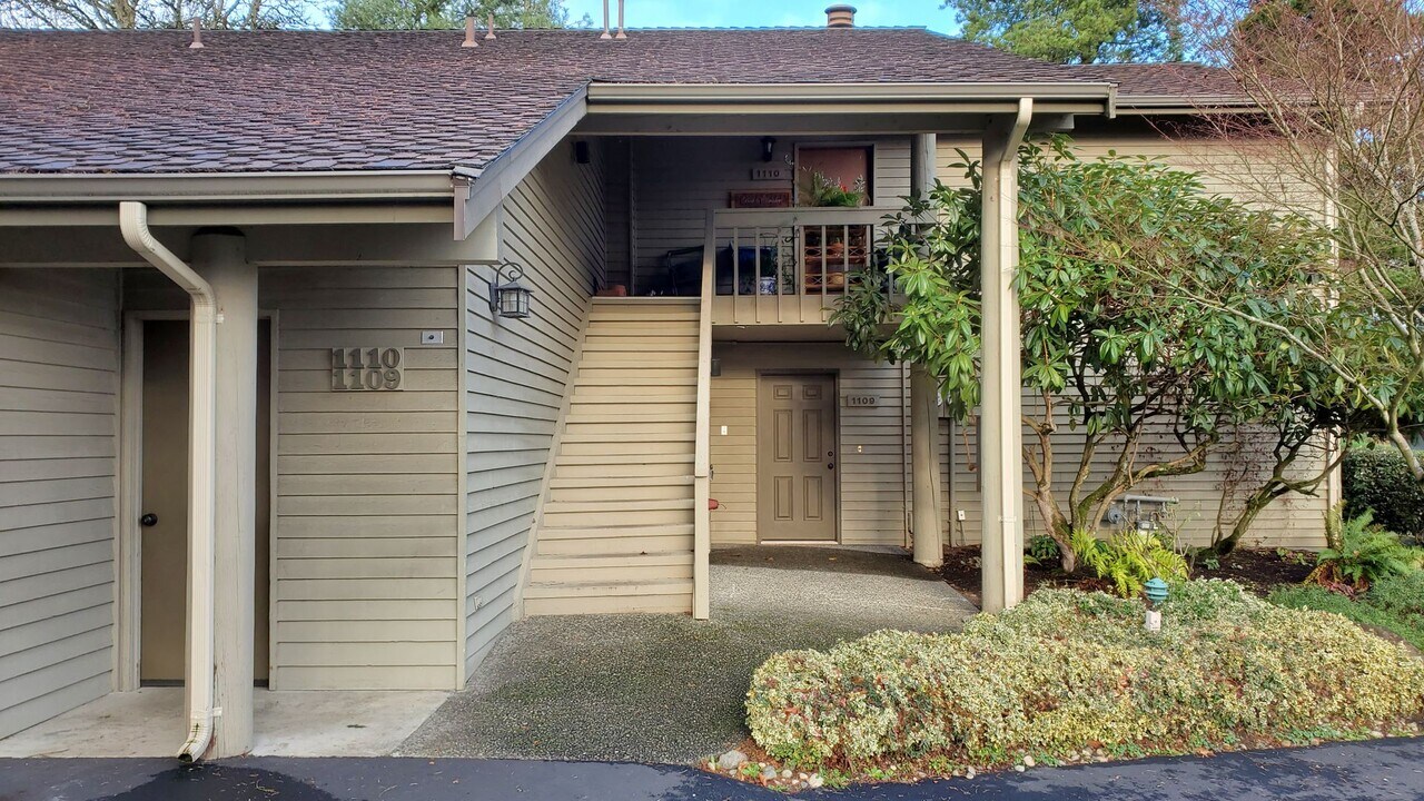 1109 Bellefield Park Ln in Bellevue, WA - Building Photo