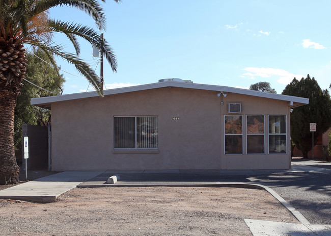 Kiva Apartments in Tucson, AZ - Foto de edificio - Building Photo