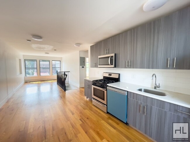 Evergreen Avenue / Spacious Bushwick 2 Bed in Brooklyn, NY - Building Photo - Building Photo