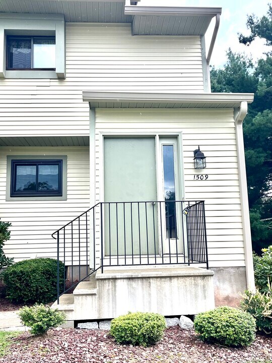 1509 Summer Hill Dr in South Windsor, CT - Building Photo