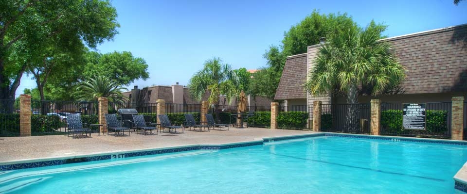 Resort Townhomes in Stafford, TX - Building Photo