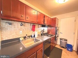 10201 Grosvenor Pl in Rockville, MD - Building Photo