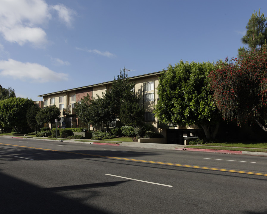 Sun Dial Sawtelle Apartments in Los Angeles, CA - Building Photo