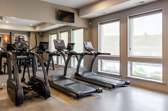 Wilshire Towers Apartments in Bloomingdale, IL - Building Photo - Interior Photo