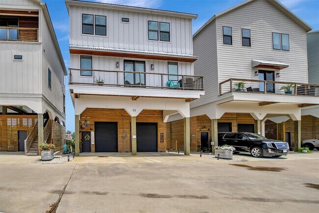25 Cmdr. Runco Ln in Taylor Lake Village, TX - Foto de edificio - Building Photo