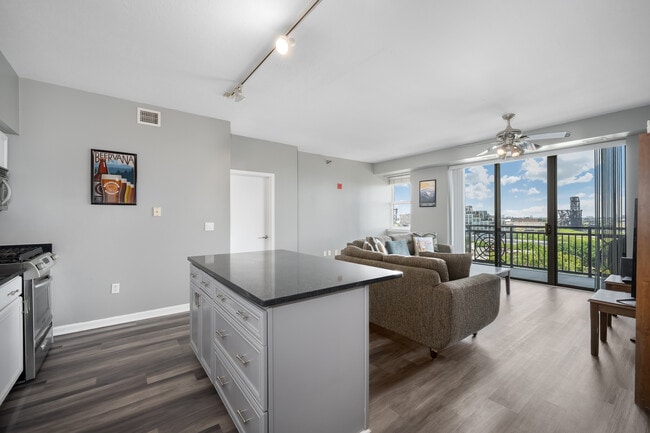 5 E 14th Pl, Unit 806 in Chicago, IL - Building Photo - Building Photo