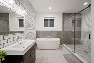 457 Lafayette Dr in Miami Springs, FL - Foto de edificio - Building Photo