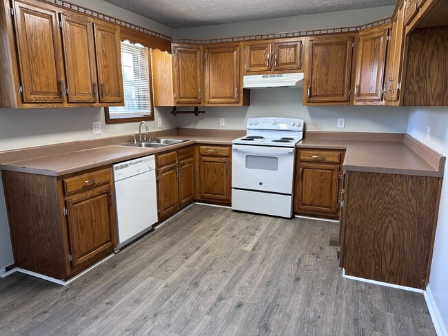 378 W University Pky in Jackson, TN - Building Photo - Building Photo