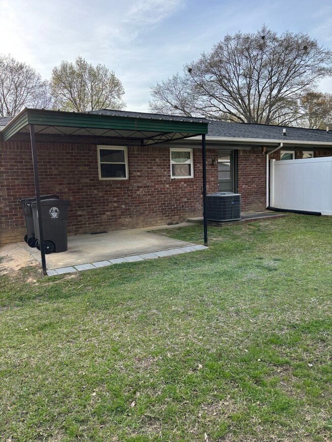 8686 Bowden St in Douglasville, GA - Foto de edificio - Building Photo