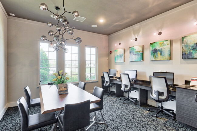 Eastland Trails Apartments in Independence, MO - Building Photo - Building Photo
