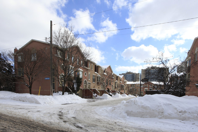 Astoral Court Condos in Toronto, ON - Building Photo - Primary Photo