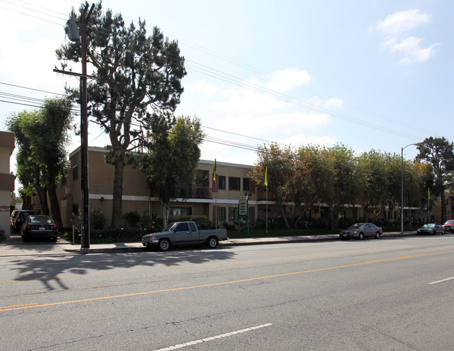 Executive House Apartments in Van Nuys, CA - Building Photo - Building Photo