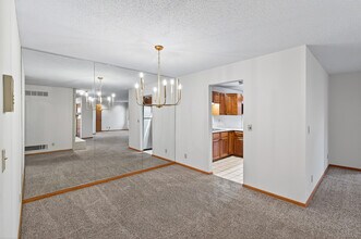 14388 Fairway Dr in Eden Prairie, MN - Building Photo - Building Photo
