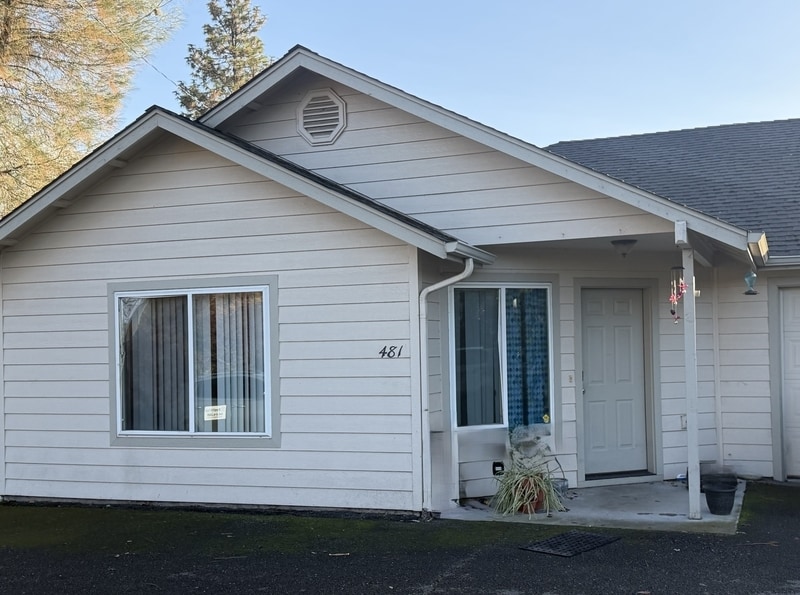 481 W Park St in Grants Pass, OR - Building Photo