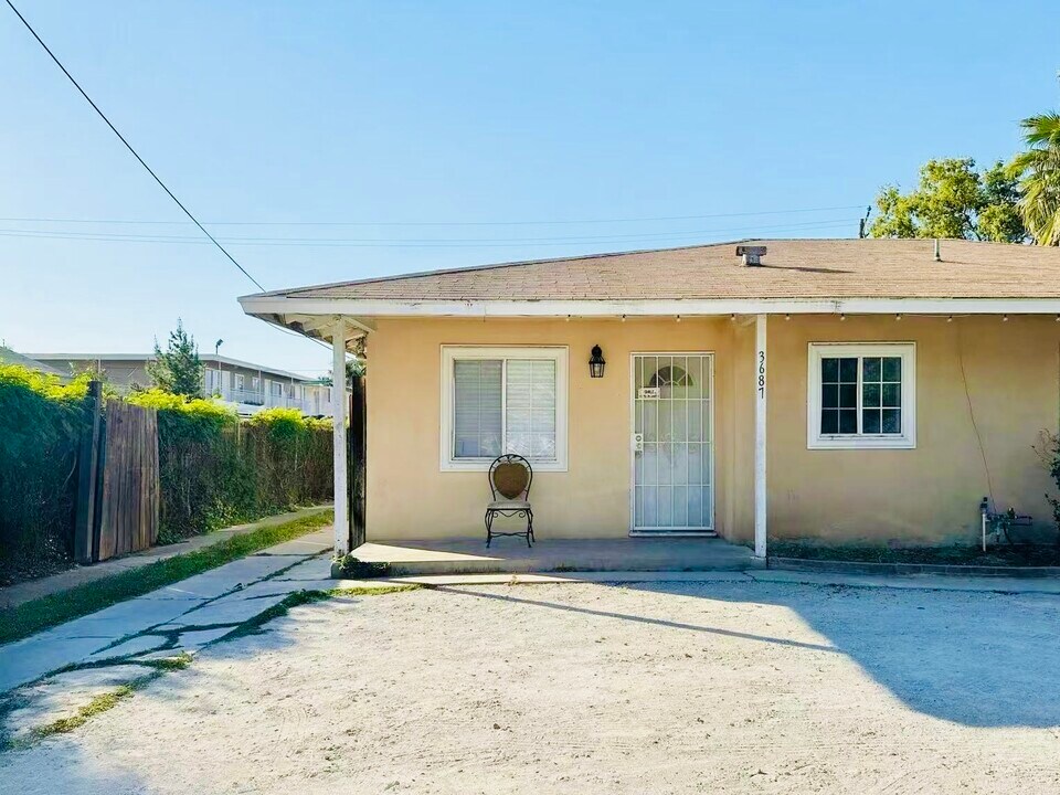 3687 Pioneer Dr in Riverside, CA - Foto de edificio