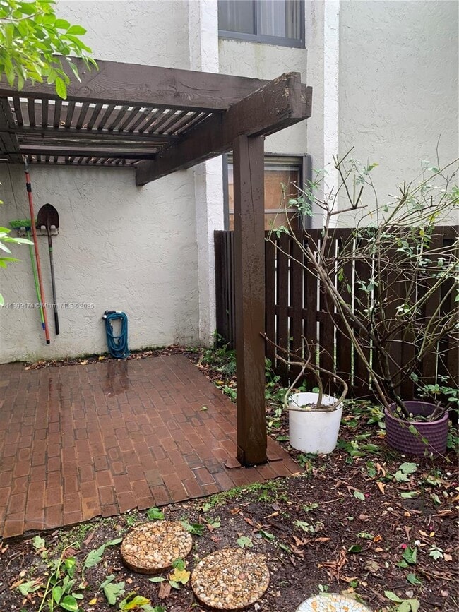 10010 NW 9th St Cir in Miami, FL - Building Photo - Building Photo