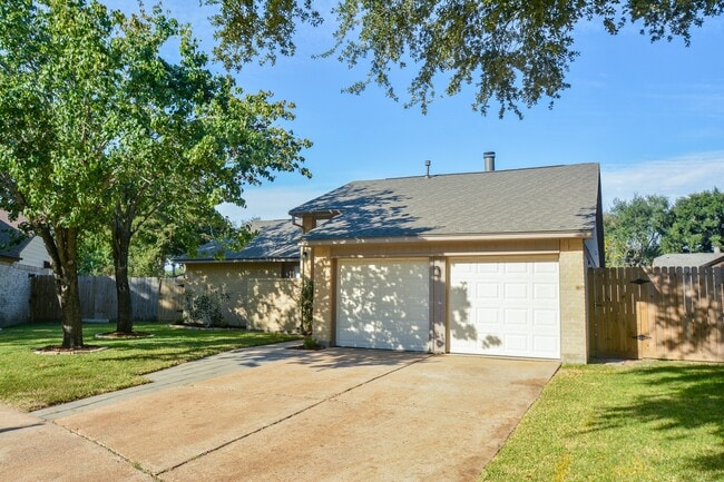6111 Ryegate Dr in Houston, TX - Building Photo - Building Photo