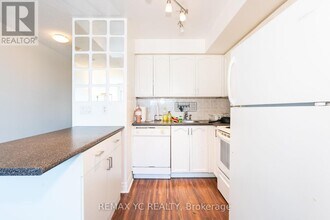 21 Hillcrest Ave in Toronto, ON - Building Photo - Building Photo