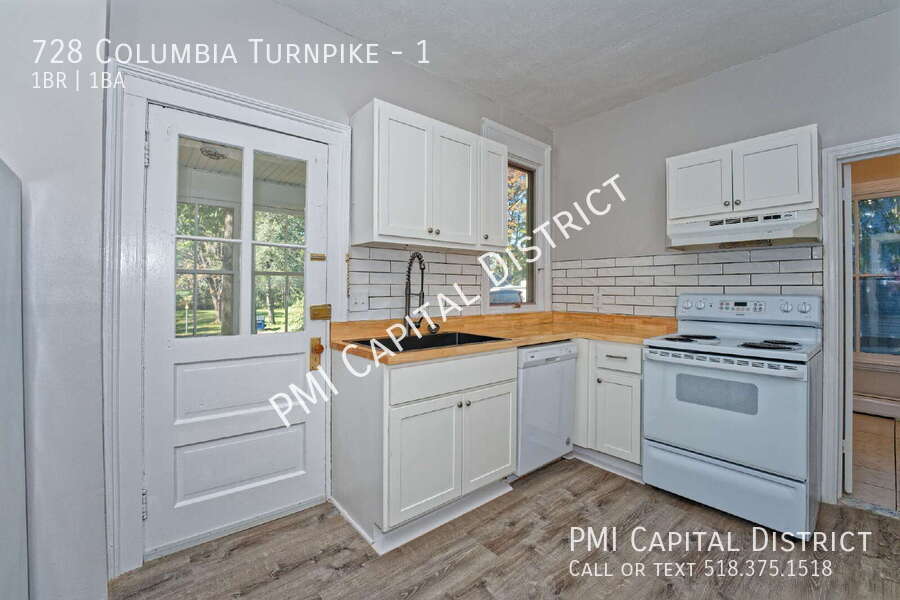 728 Columbia Turnpike in East Greenbush, NY - Foto de edificio