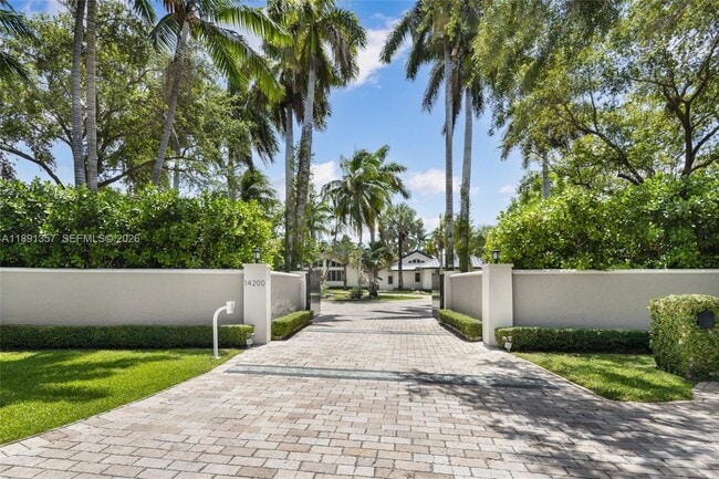 14200 SW 70th Ave in Palmetto Bay, FL - Building Photo - Building Photo