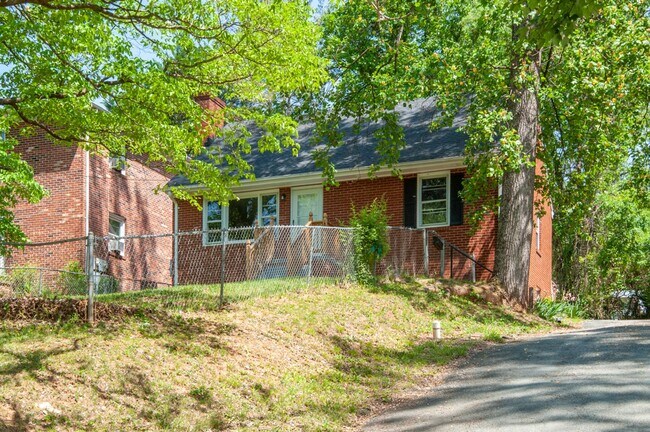 238 Old Lynchburg Rd in Charlottesville, VA - Building Photo - Building Photo