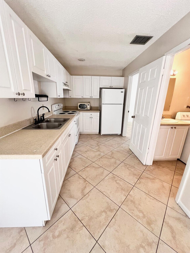 2002 S 10th St in Fort Pierce, FL - Building Photo - Building Photo