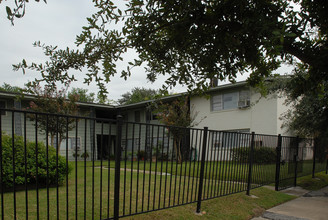 Woodhead Apartments in Houston, TX - Building Photo - Building Photo