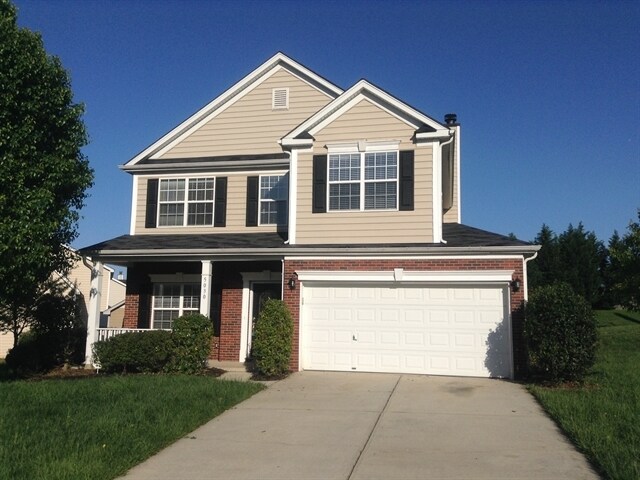 5030 Stowe Derby Dr in Charlotte, NC - Building Photo